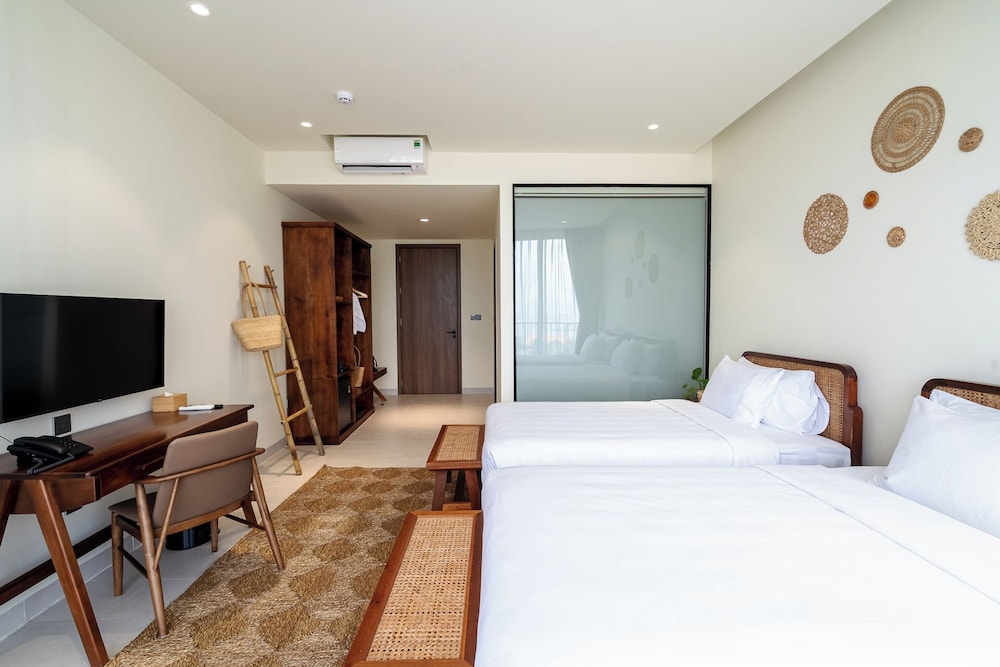 DELUXE, TWIN BEDS, SEA SIDE