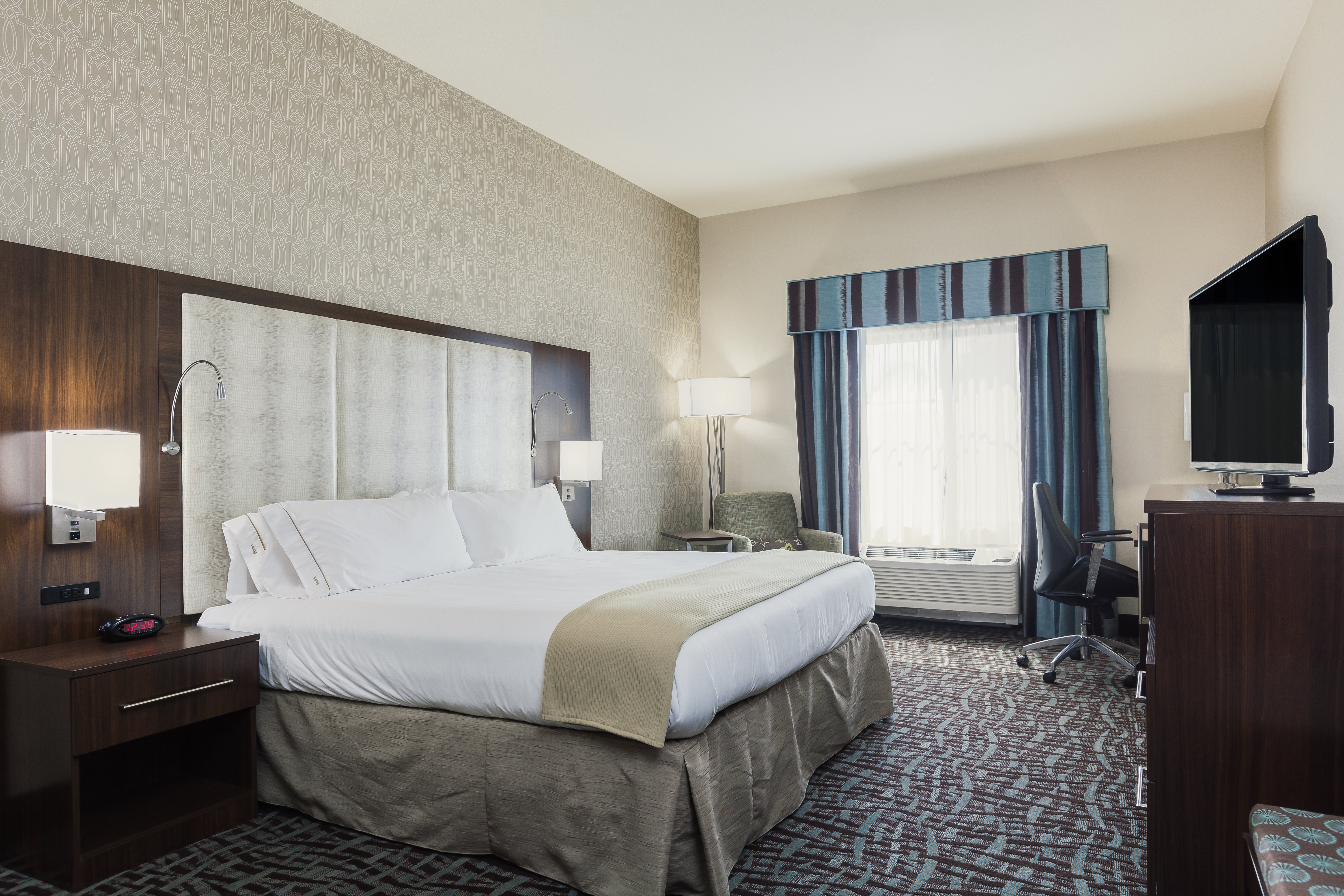Holiday Inn Express Suites Eureka 12/56
