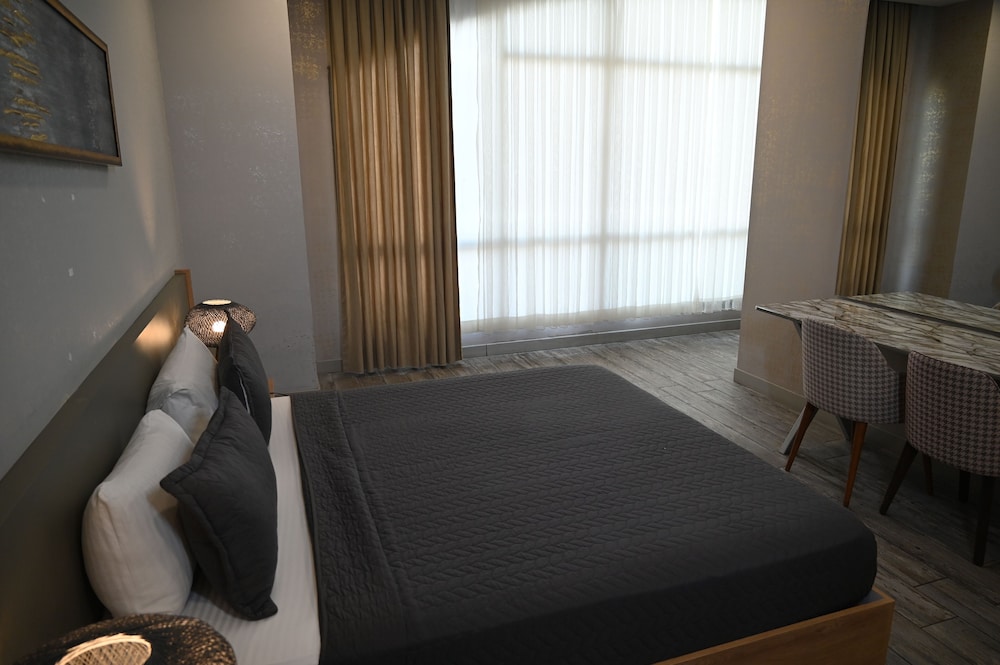 Agora Suites 54/67
