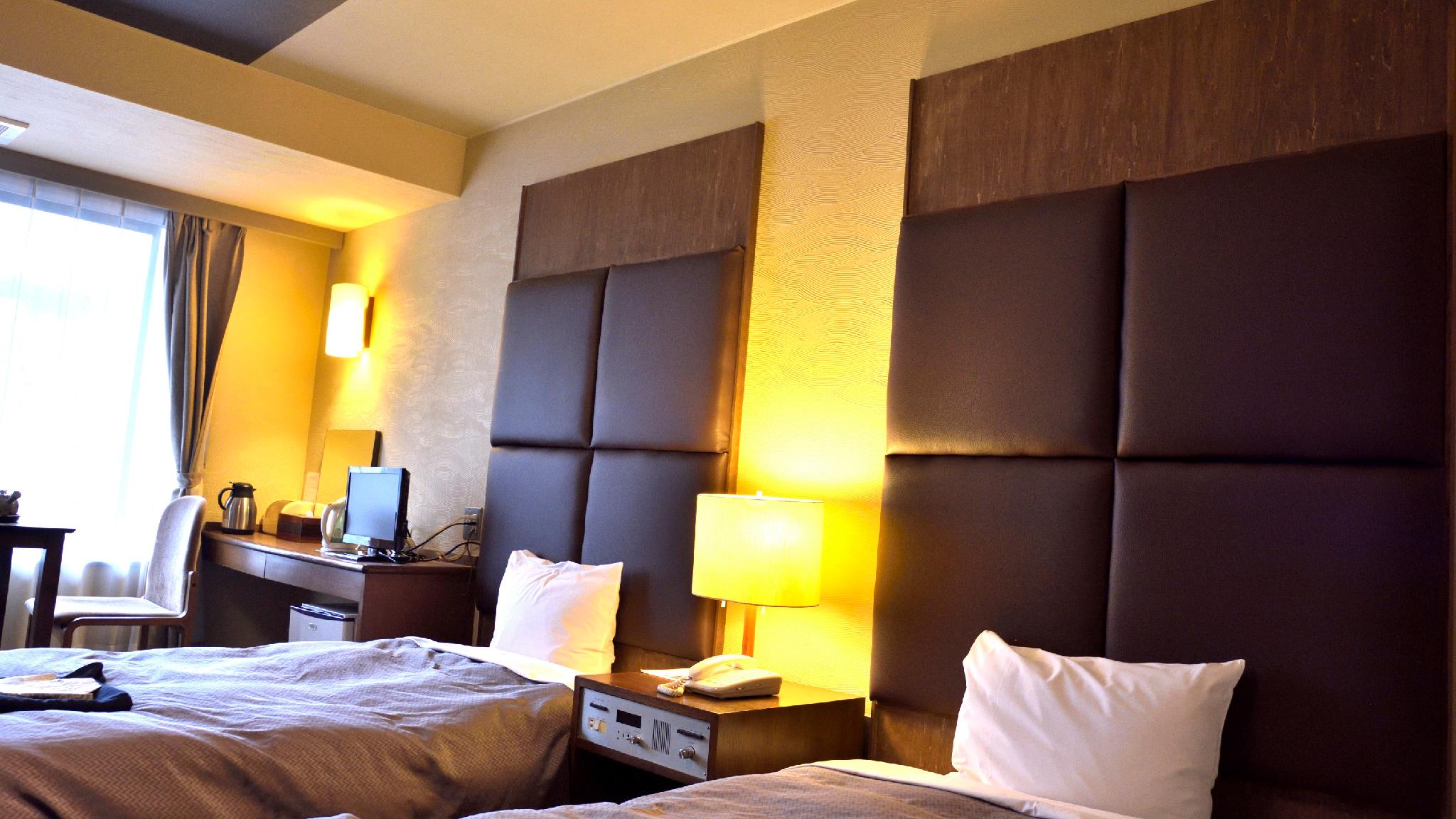 Room, Twin Beds, Mountain View, Night View