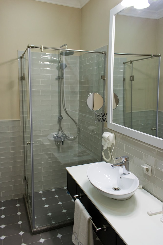 Madison Ave Hotel Bishkek 36/39