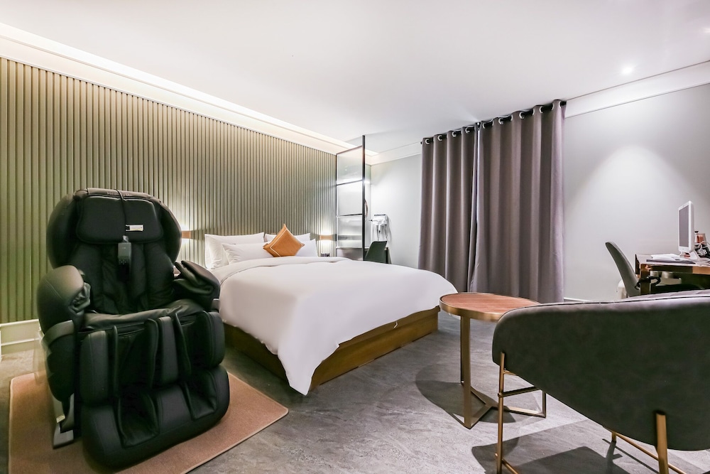 Mary Jane Hotel 28/77