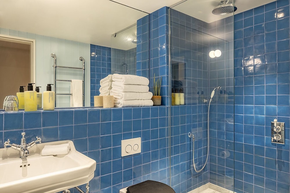 Fort Road Hotel 34/40