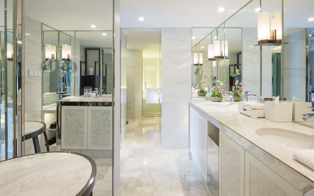 Tower, Deluxe, Executive, Suite