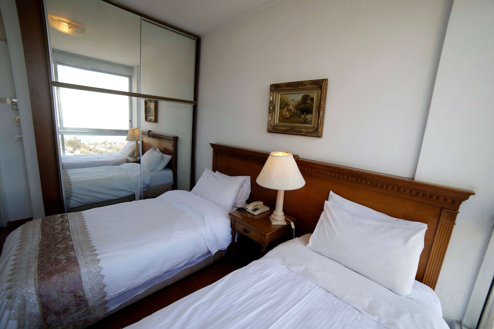 Holiday Home Suites 14/48