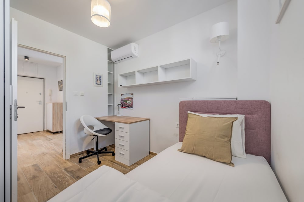Bells & Whistles, Comfortable Condo 8/30