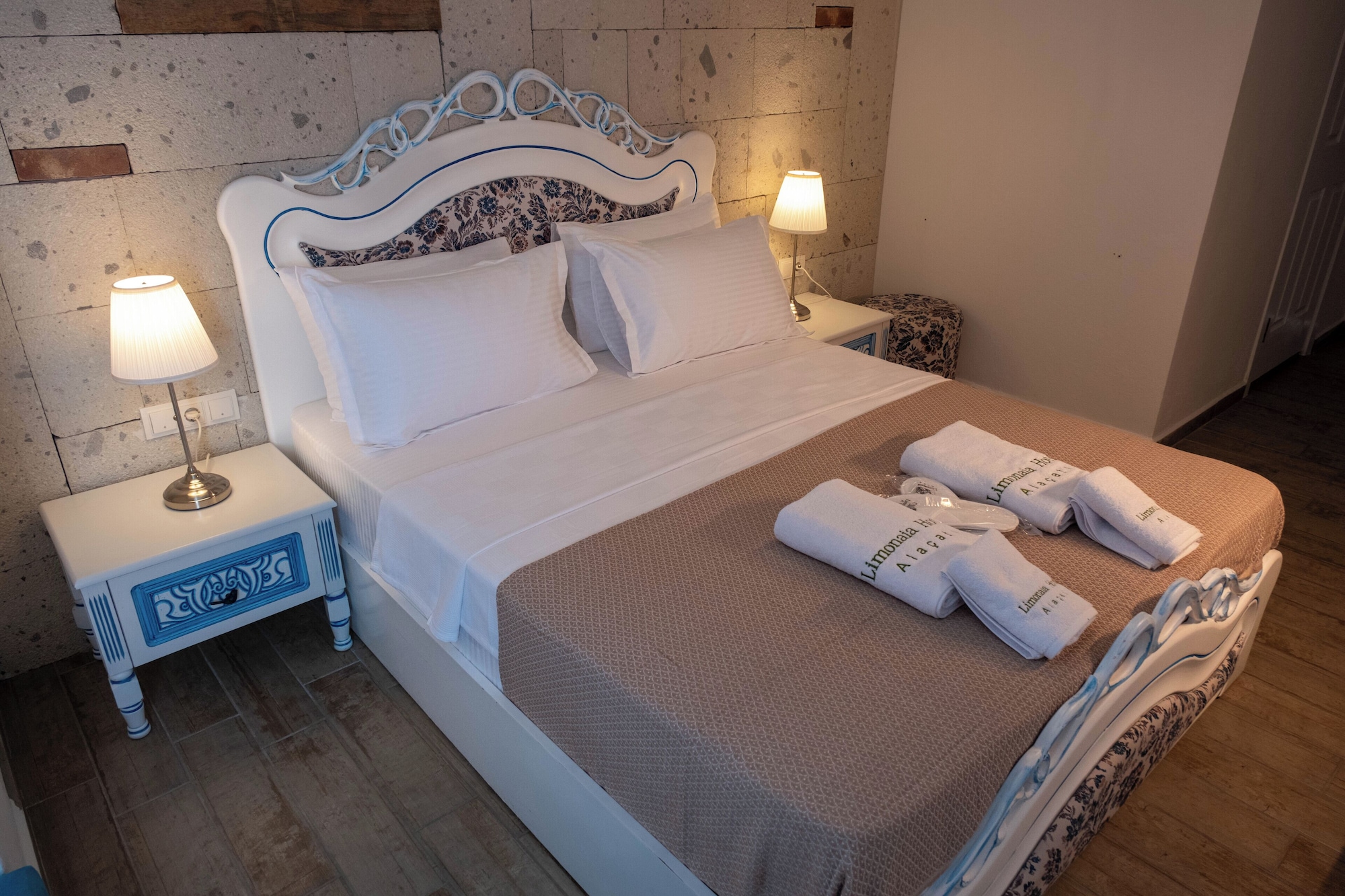 EXCLUSIVE, QUEEN BED