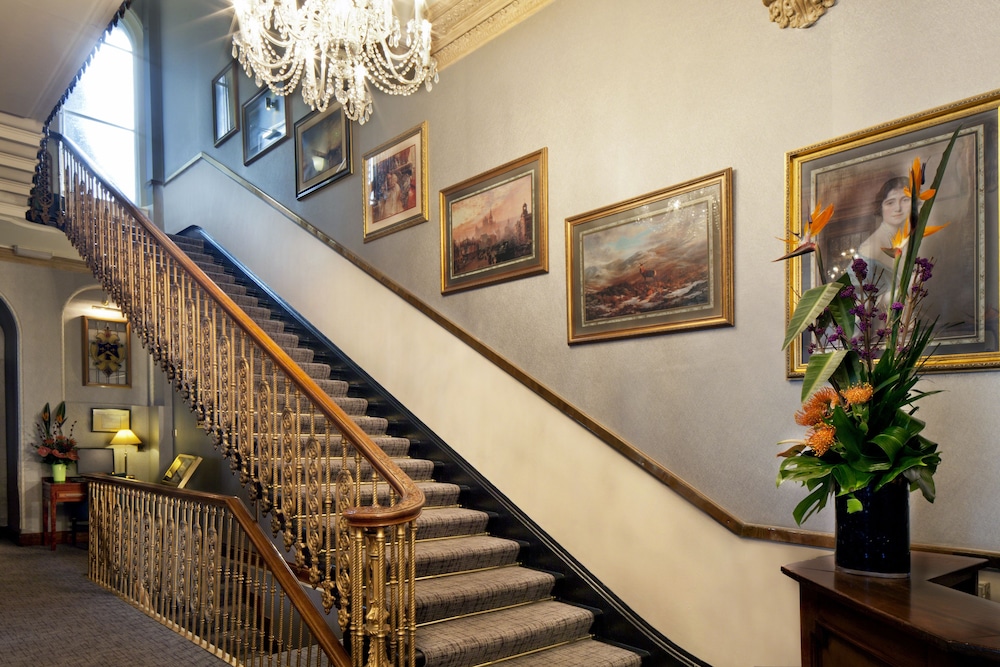 Lobby at Strathmore Hotel - Gem Hotel, LONDON