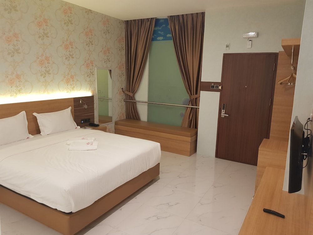 DELUXE, DOUBLE BED