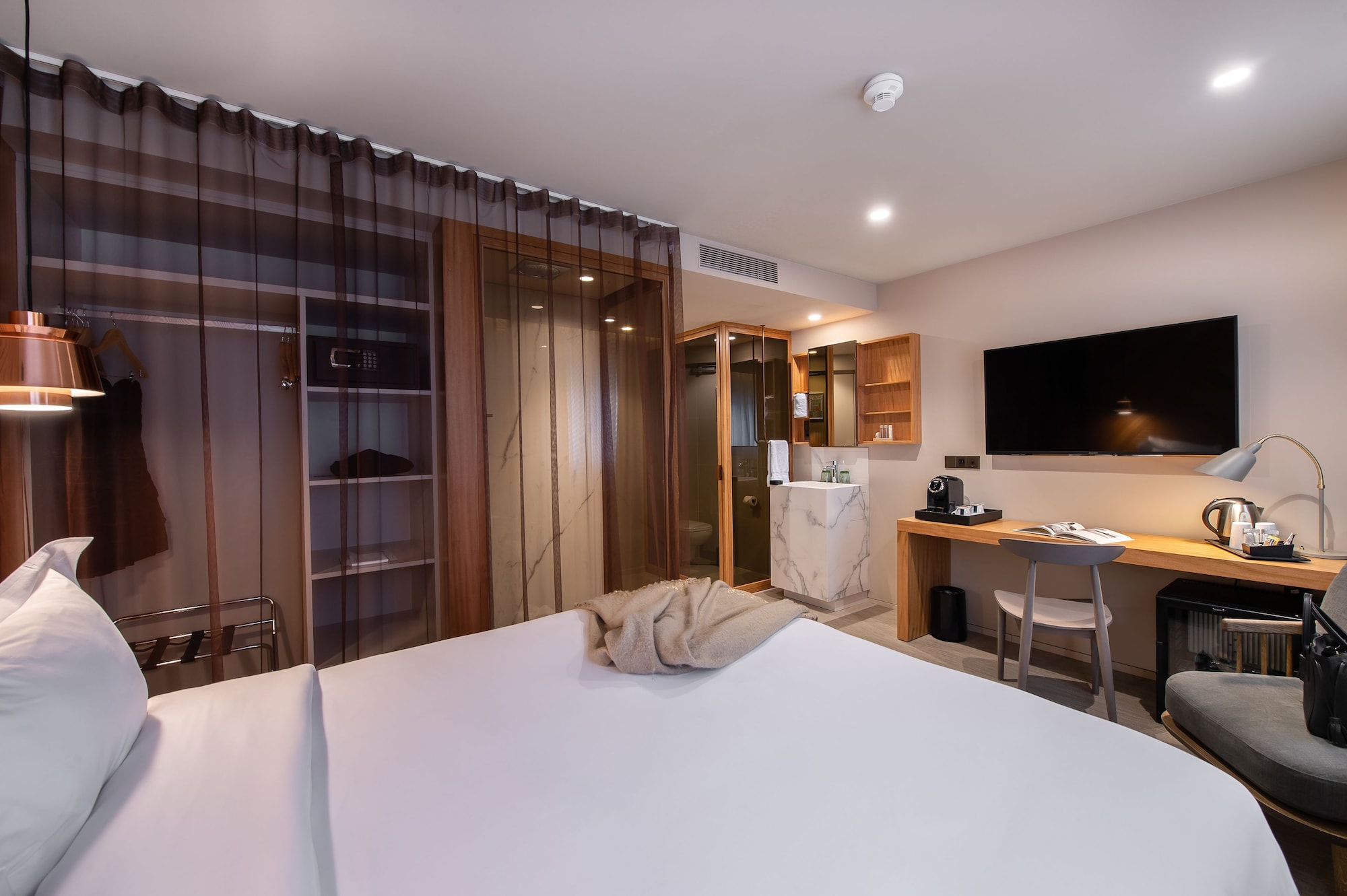 CLUB, QUEEN BED