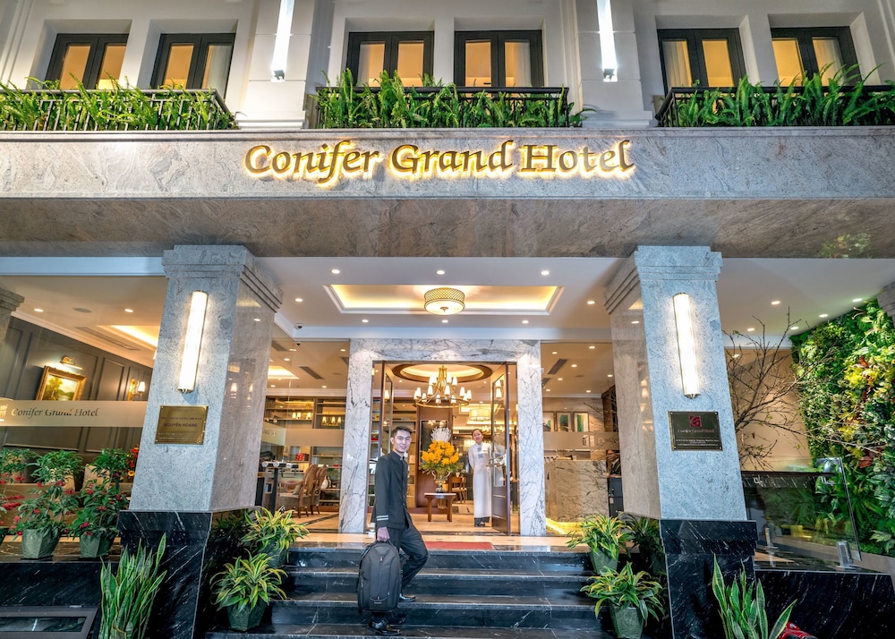Conifer Grand Hotel 写真1
