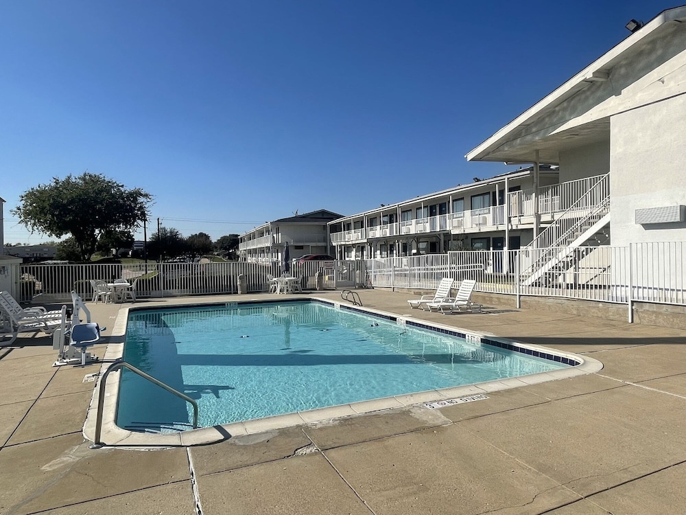 Motel6 Denton, TX - UNT 9/60