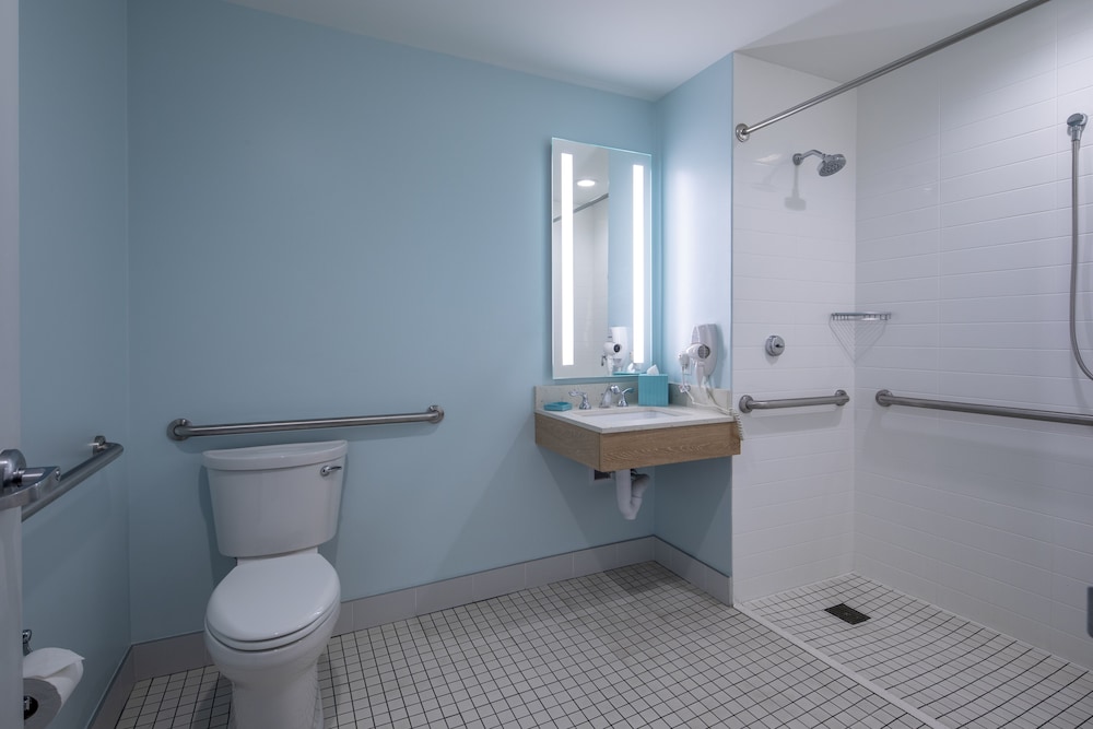 Universal's Endless Summer Resort - Surfside Inn and Suites 35/40
