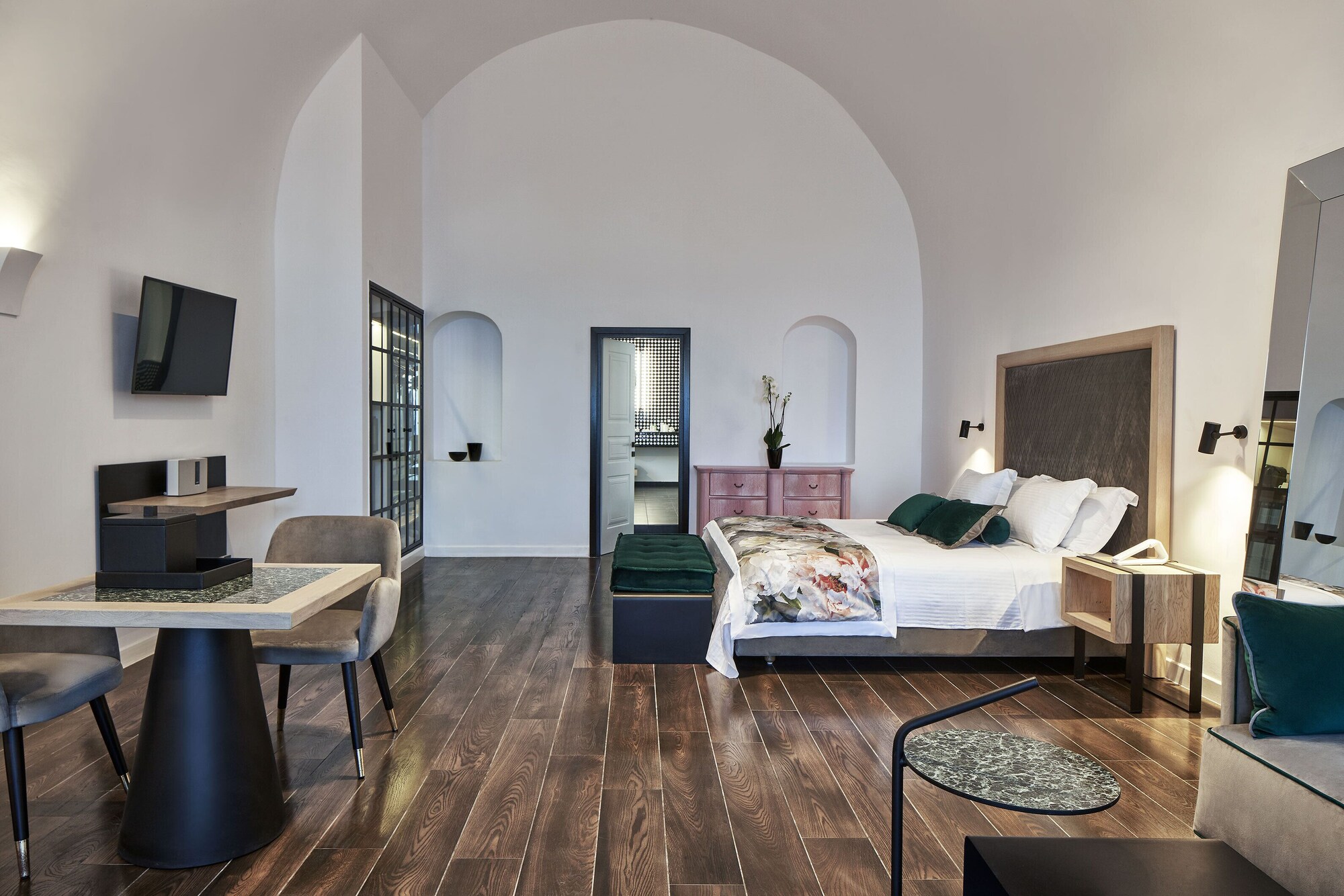 Senior, Suite, King Bed