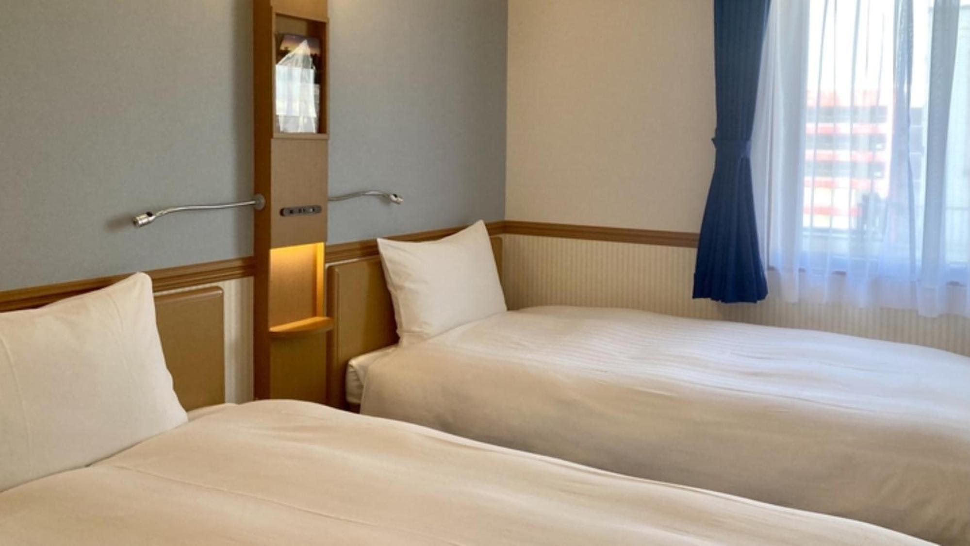 Room, Twin Beds, Smoking