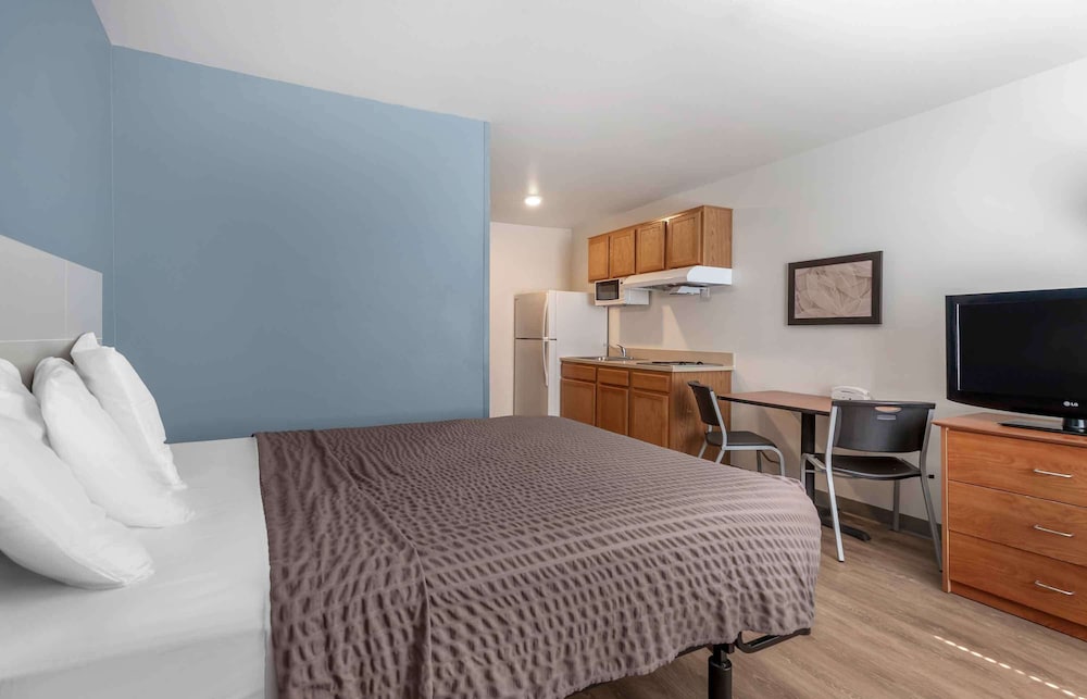 SUITE, QUEEN BED