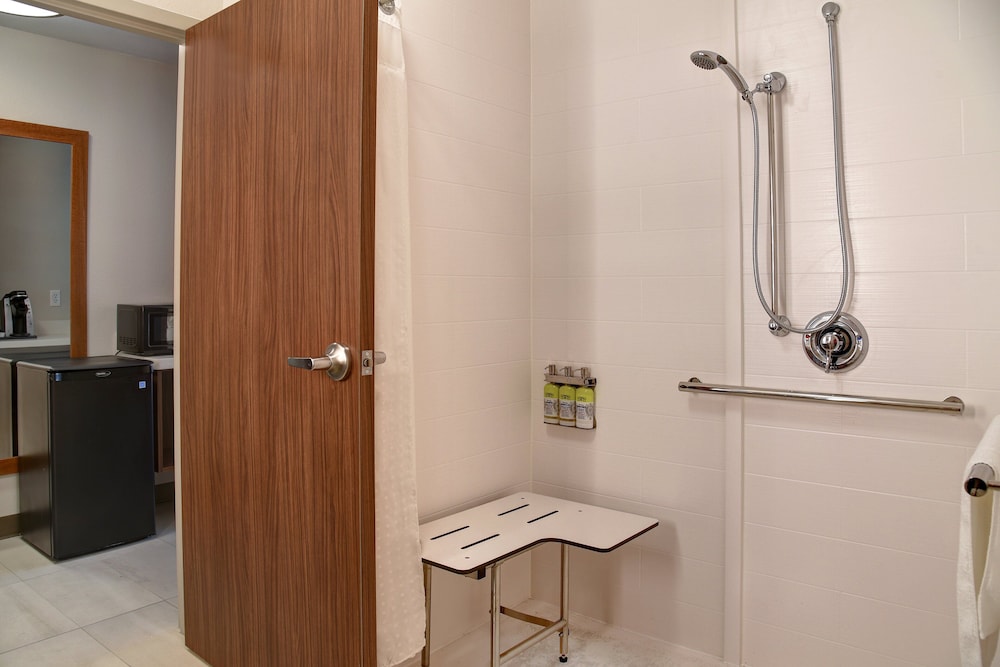 Holiday Inn Express And Suites Ottawa 50/50