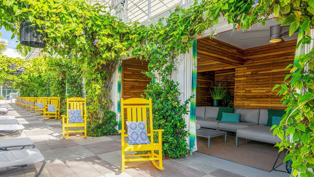 Kimpton Surfcomber Hotel 8/80