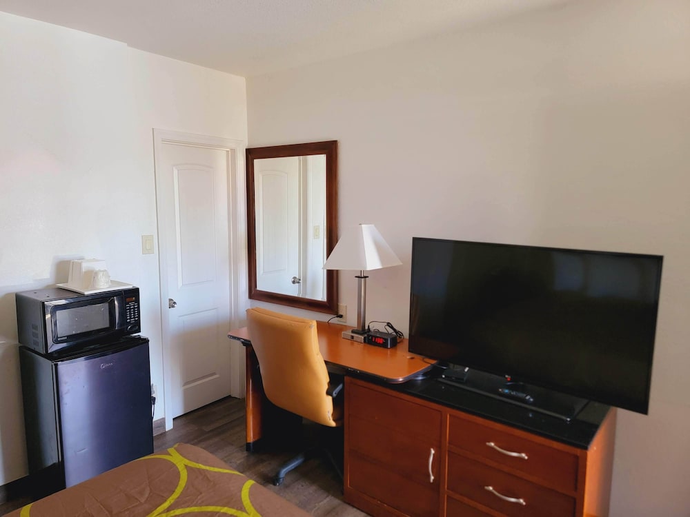 Super 8 by Wyndham El Centro North 24/29