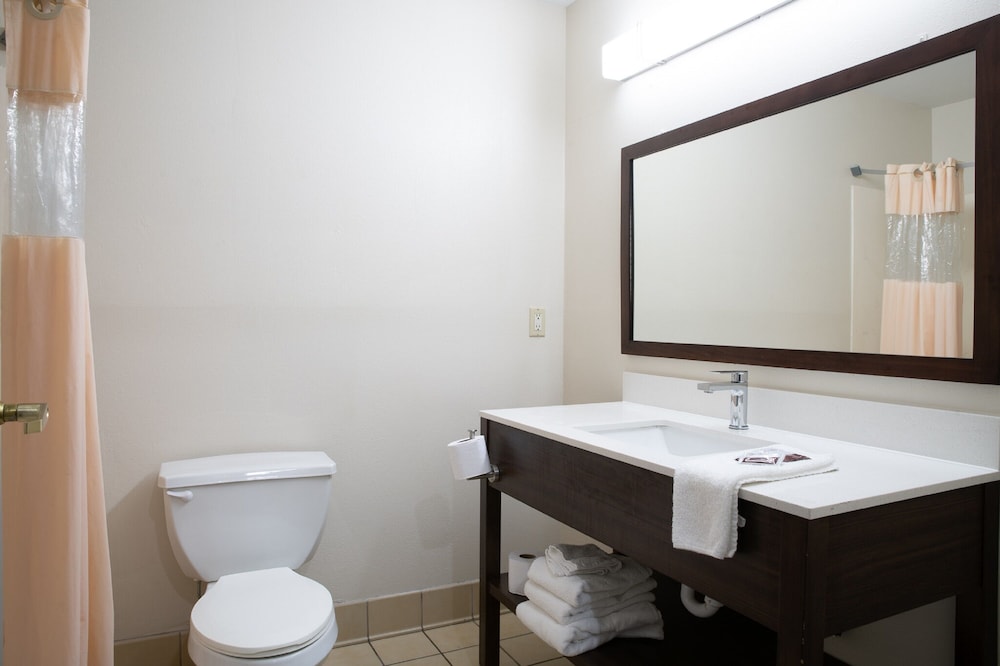 BlissPoint Inn and Suites Marion 44/47