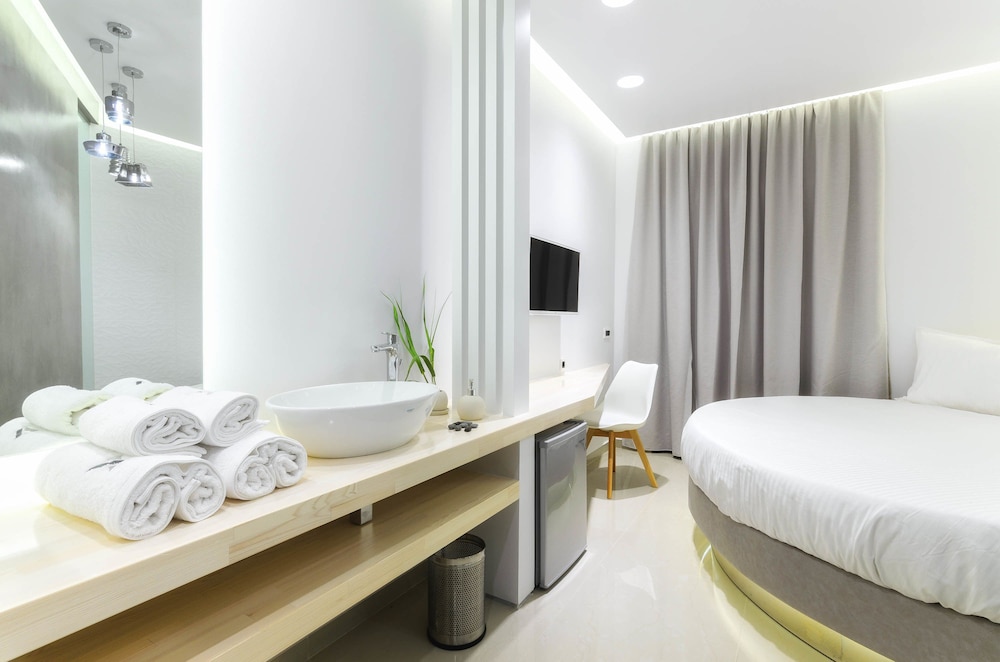 DELUXE, DOUBLE BED