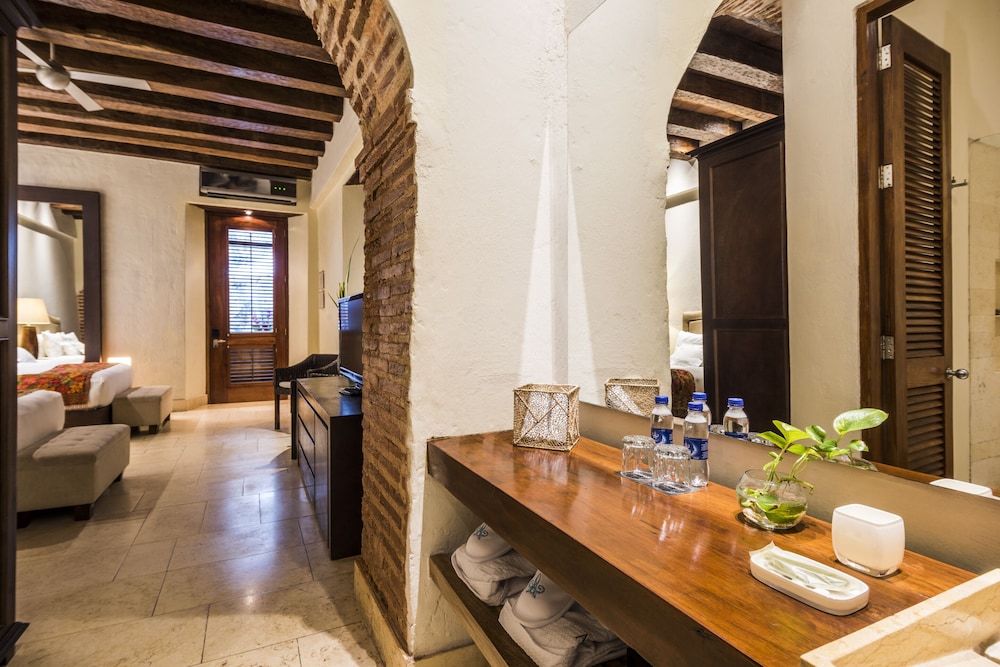 Ananda Hotel Boutique 52/70