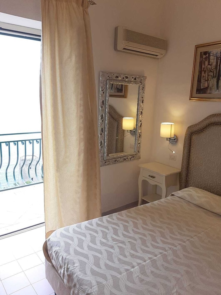 DELUXE, DOUBLE BED, SEA VIEW, BALCONY