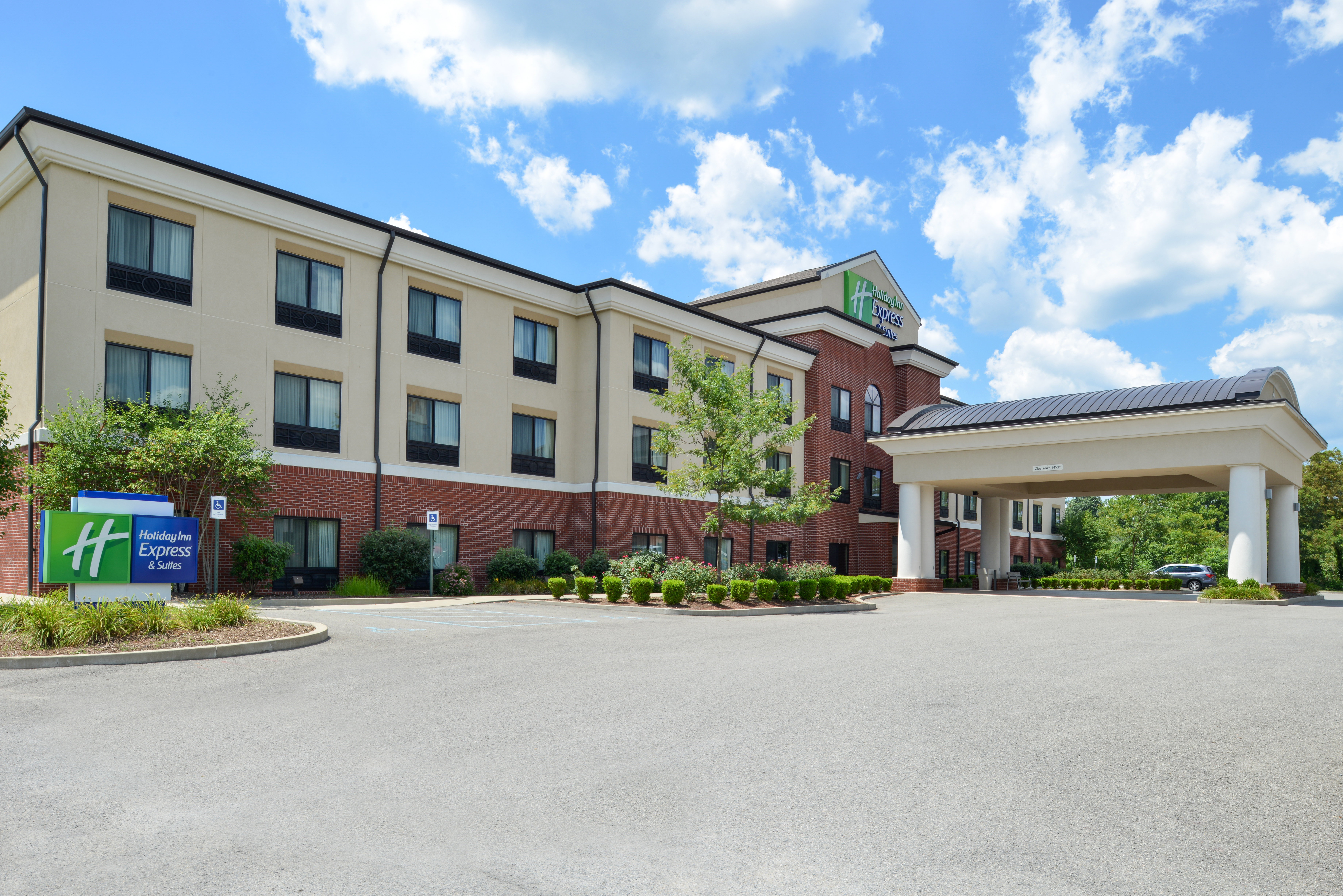 Holiday Inn Express Hotel And Suites Fairmont 8/64