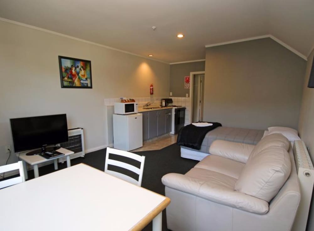 Champers Motor Inn 45/61