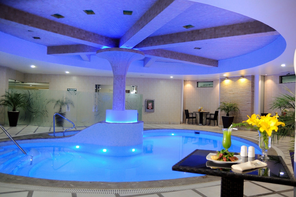 Suites Camino Real 3/73