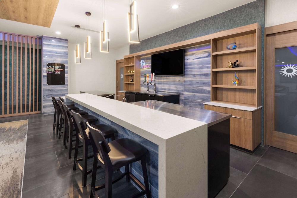 La Quinta Inn & Suites by Wyndham El Paso East Loop-375 17/27