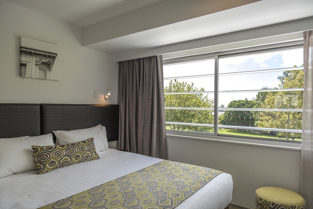 Quest Ponsonby 21/44