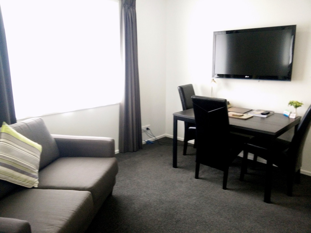 Airport Palms Motel 61/69