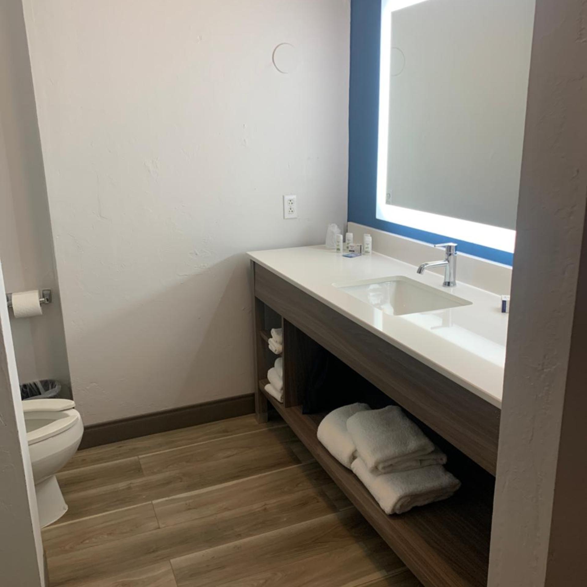 غرفة بسريرين كوين بحوض استحمام لذوي الإعاقة، La Quinta Inn & Suites by Wyndham OKC North - Quail Springs 8/10