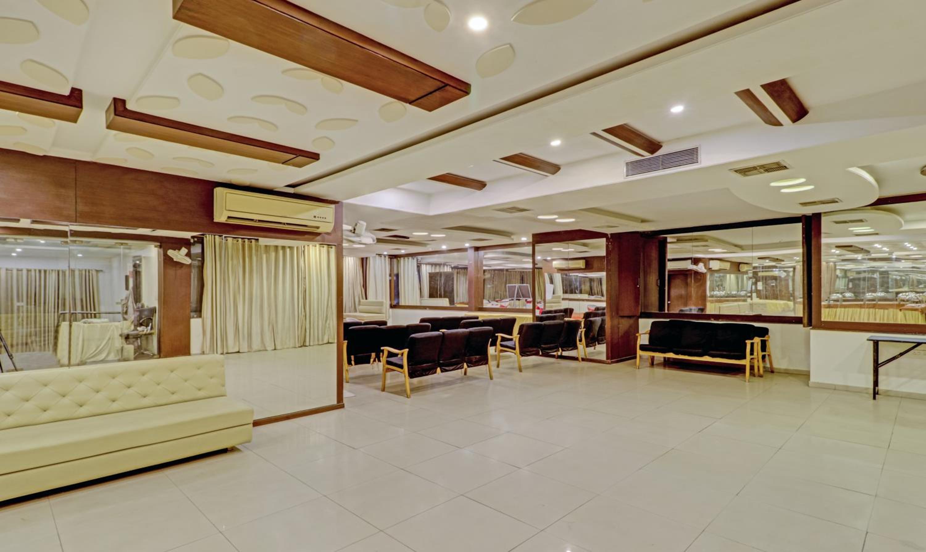 Oyo 5408 Loharkar's Family Hotel 13/34