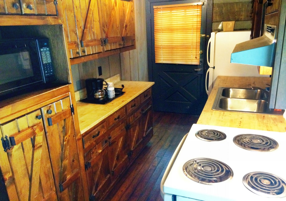 The Smokehouse Lodge and Cabins 58/75