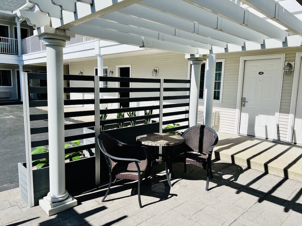 Court Plaza Inn & Suites 51/64