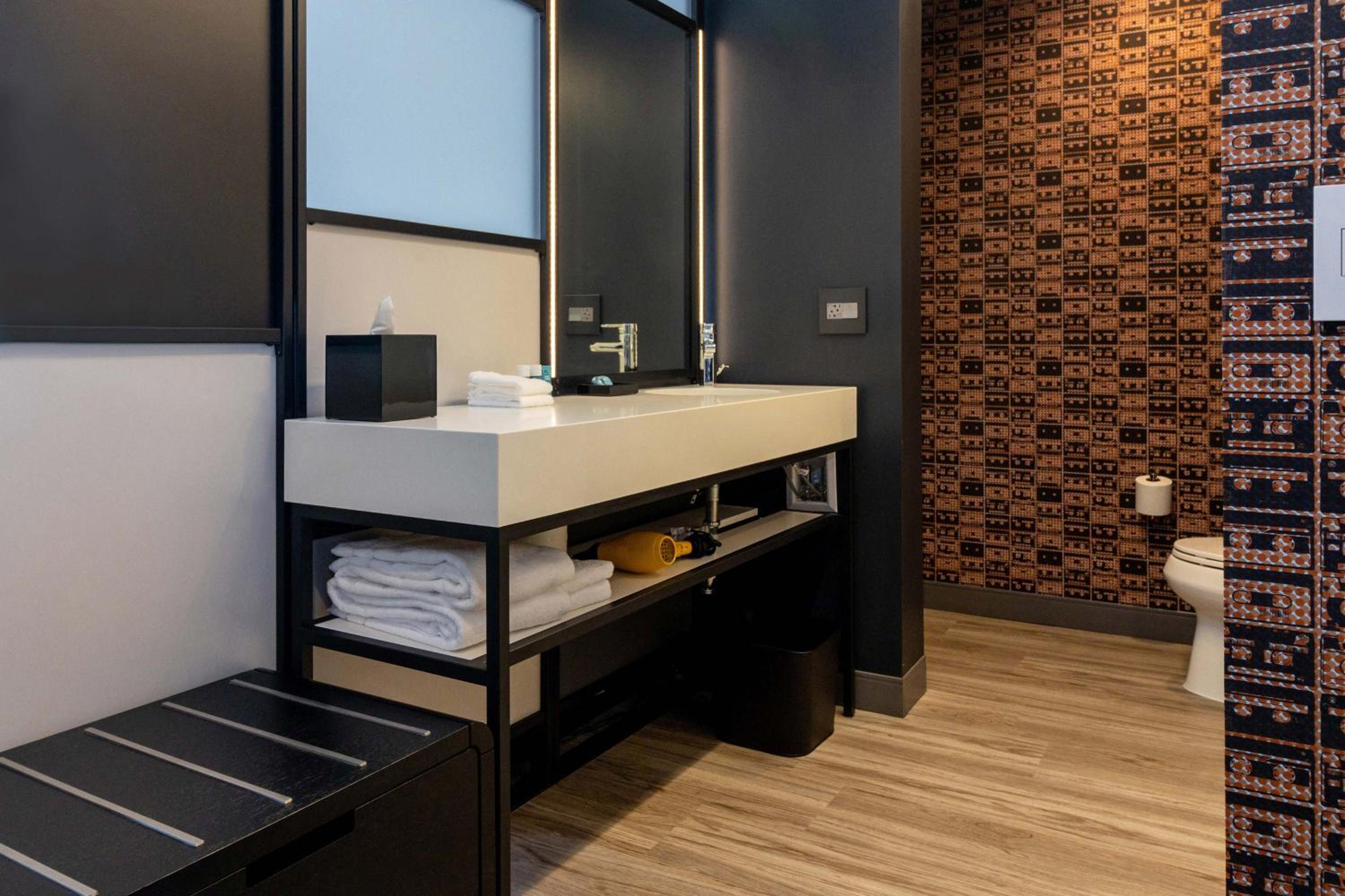 Aloft, Guest Room, 2 Queen Beds, Aloft St. Louis Cortex 5/5