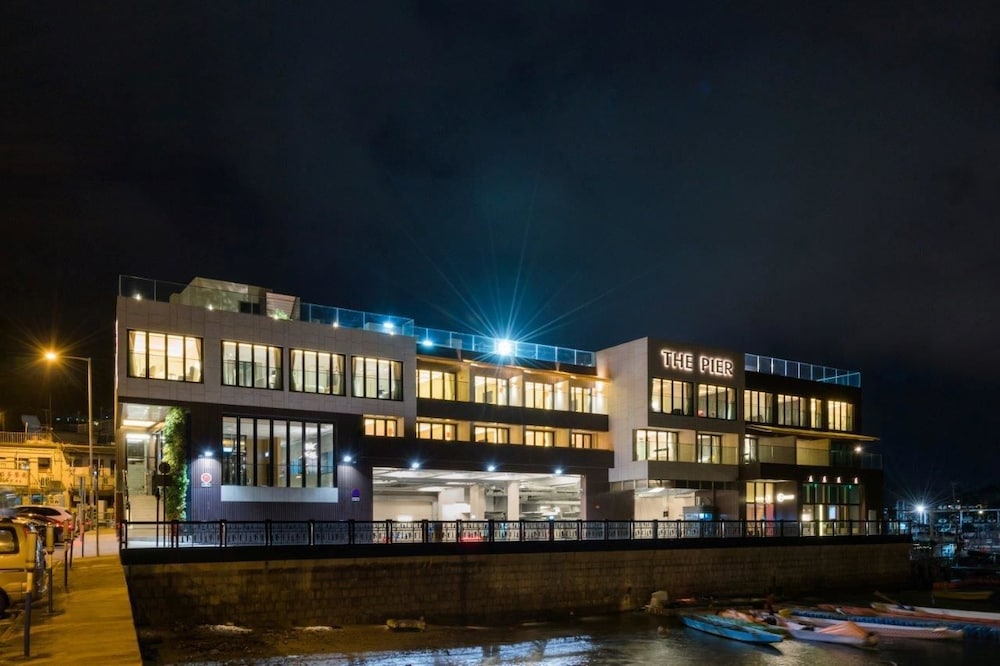 The Pier Hotel 1/69