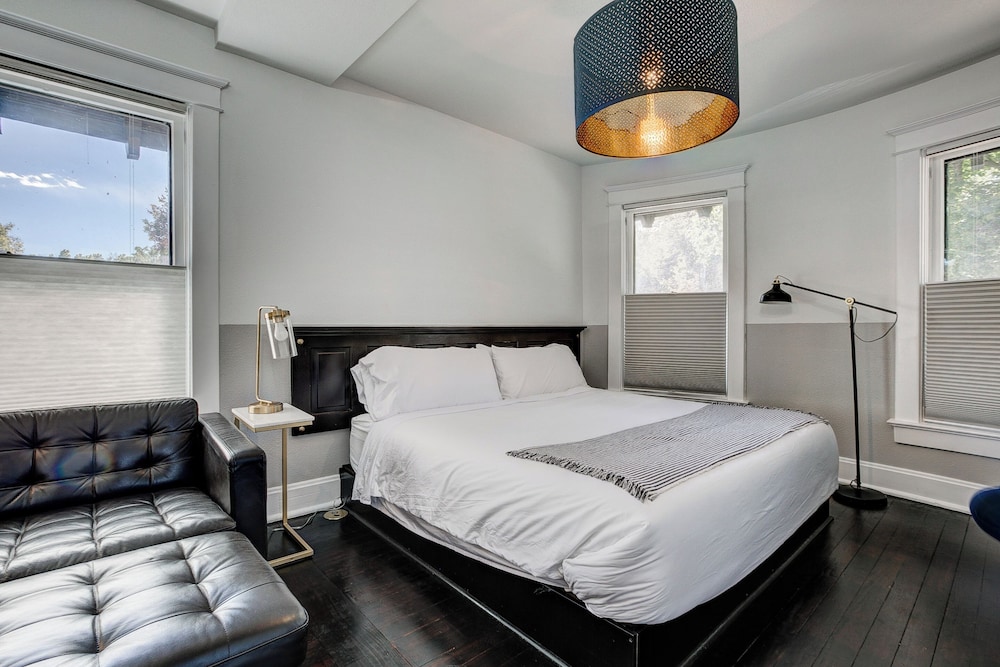 ROOM, KING BED, CORNER
