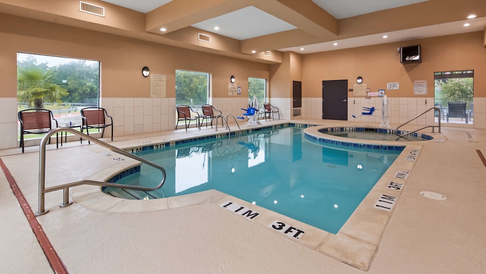 Best Western Plus Burleson Inn & Suites 1/32