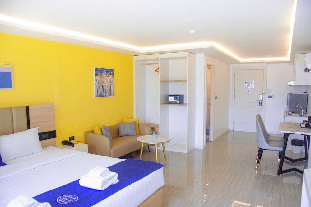 DELUXE, DOUBLE OR TWIN BED