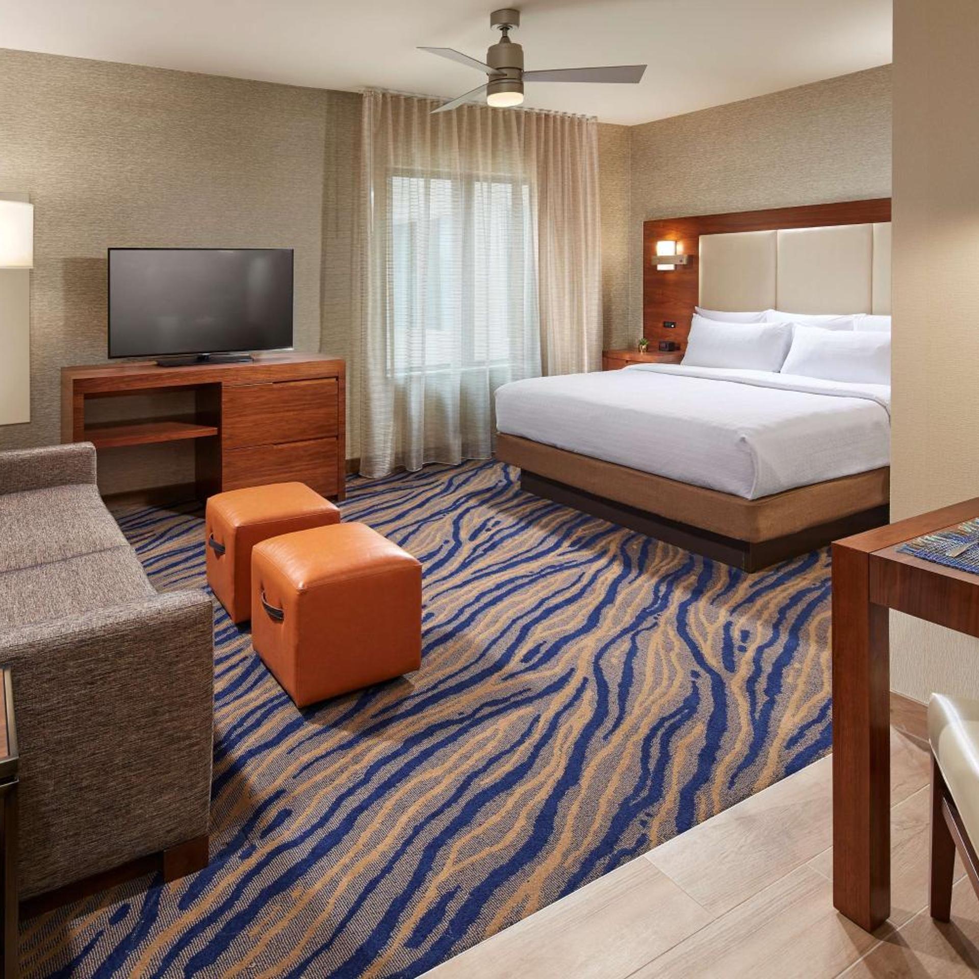 STUDIO, SUITE, KING BED