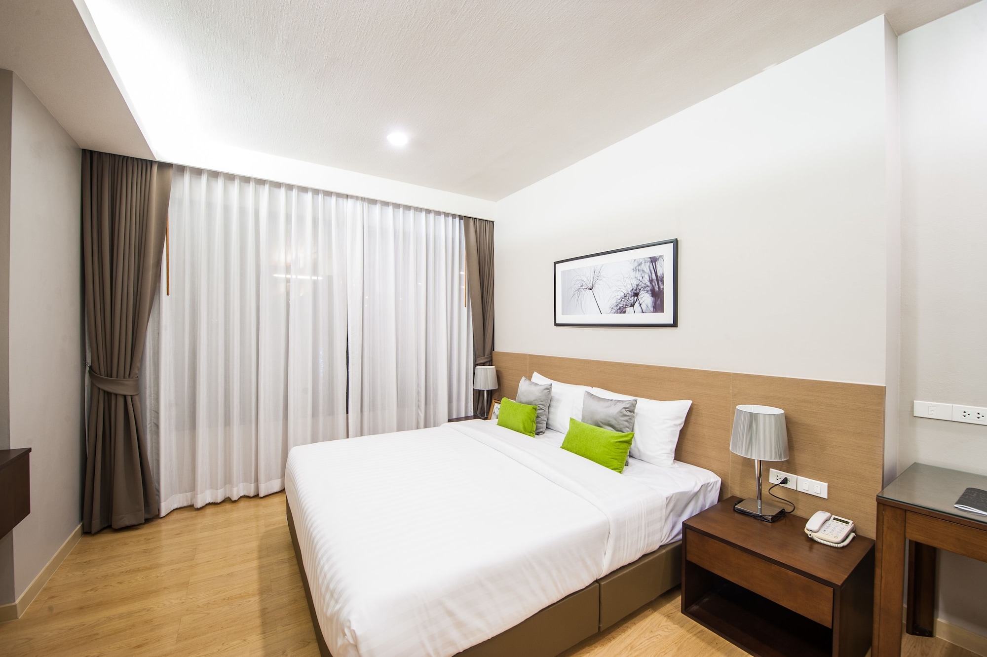 1 BEDROOM, SUITE