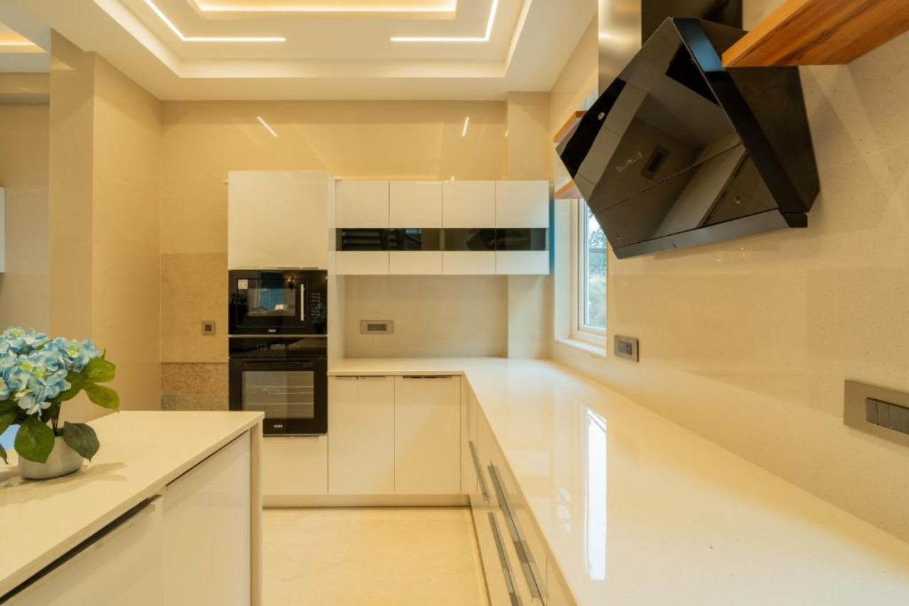 ELIVAAS Prive The Royce Lilly Luxe 4 BHK Hilltop Villa with Jacuzzi 16/23