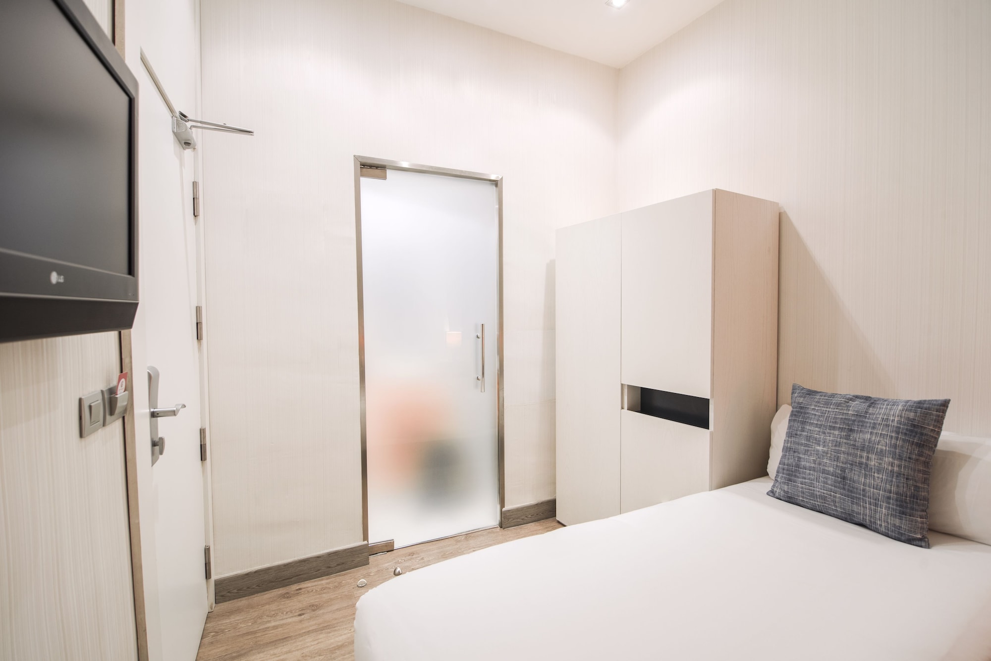 ROOM, SINGLE