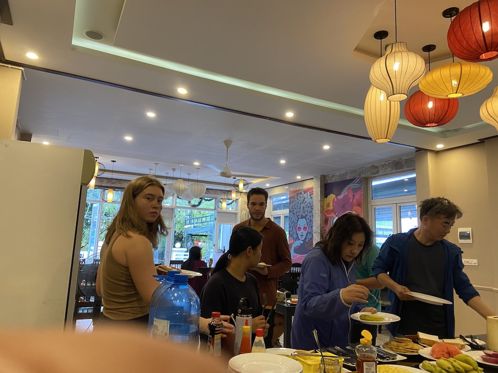 Golden Bell Backpacker Hotel and Pool Bar 13/59