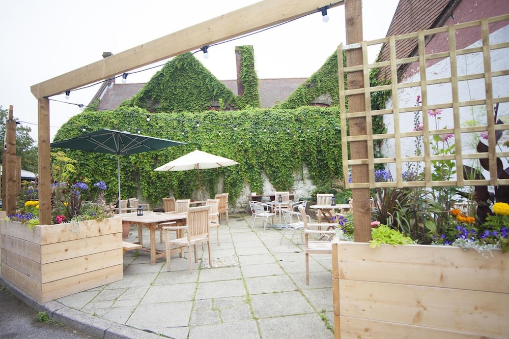 Norfolk Arms Hotel 51/55