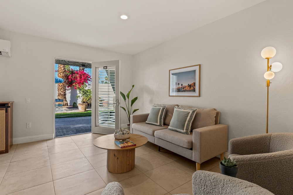 Casa Oliver Hotel & Resort - A Gay Mens Resort 24/50