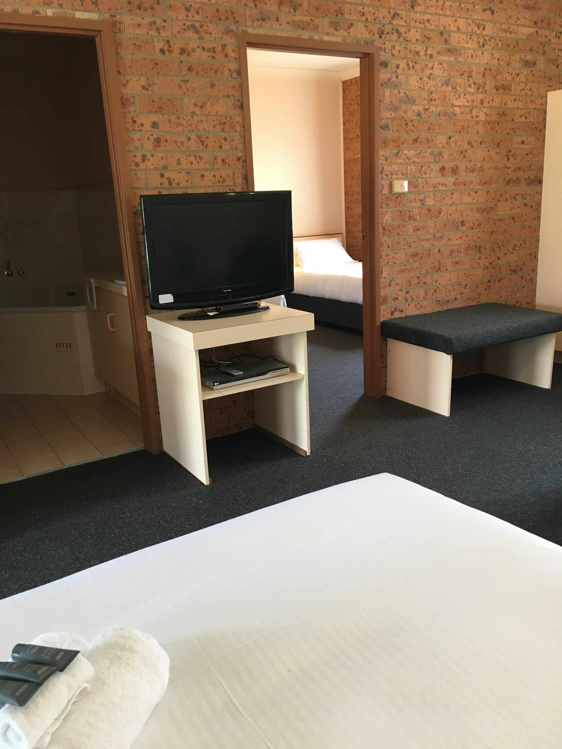Bega Downs Motor Inn 40/44